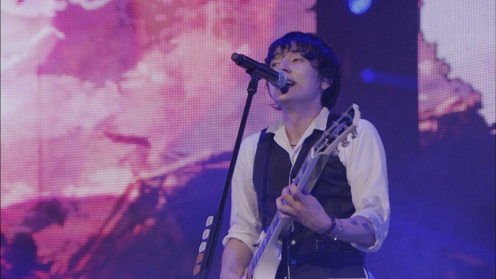 [BD日本演唱会][凡人谱 flumpool Special Live 2013 experience at YOKOHAMA ARENA][BDMV 2BD][48.8G][百度云]插图1